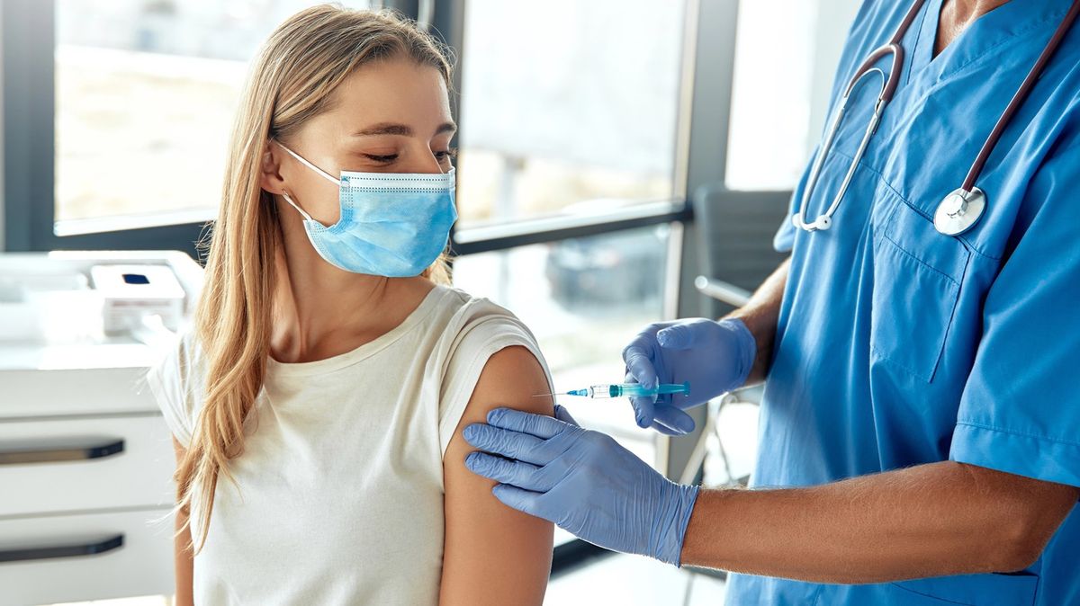 Spory o očkování v lékárnách: Jinde v EU funguje, ale Češi jsou konzervativní